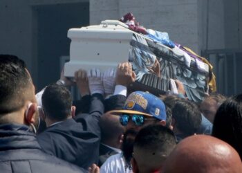 «Εσπασαν» καρδιές στην κηδεία του 19χρονου της Λάτσιο