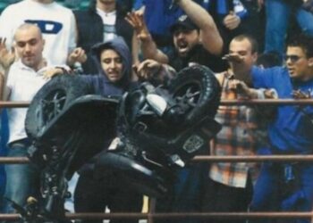 Οι τρεις εκδοχές πίσω από το θρυλικό σκηνικό με το μηχανάκι στο Μεάτσα