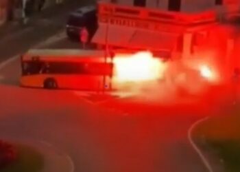 ΒΙΝΤΕΟ: Πήρε φωτιά η Σπέτσια στην άφιξη των ultras της Τζένοα