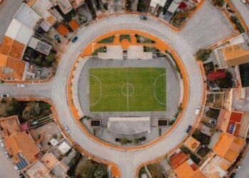 Η πόλη-φάντασμα της Σικελίας με το ιδιαίτερο γήπεδο