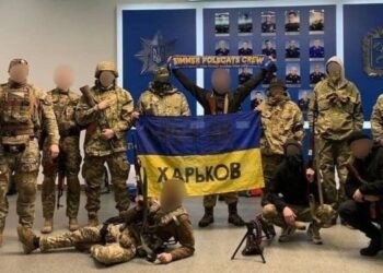 ΦΩΤΟ: Οργανωμένοι οπαδοί πήραν τα όπλα στον πόλεμο στην Ουκρανία