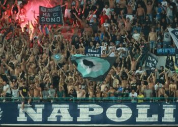 ΦΩΤΟ: Πανό των ultras της Νάπολι για τα… εικονικά σφυρίγματα στο Stadio Maradona
