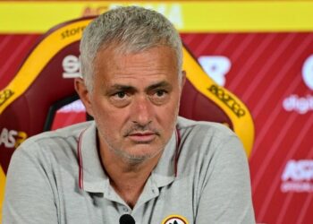 Αρχισε ο Μουρίνιο: «Αν δίνουν 18 πρωταθλήματα θα πάρει και η Ρόμα ένα»