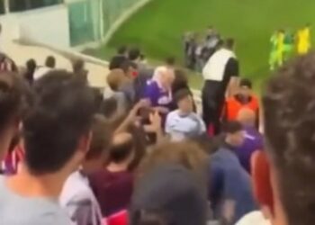 Φιορεντίνα – Ιντερ: Πήγαν να πετάξουν οπαδό από την εξέδρα επειδή φορούσε λάθος φανέλα (vid)