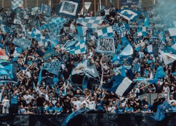 Η οδύσσεια μιας φιέστας: Πληρώνουν οι οπαδοί της Νάπολι για να το δουν σε γιγαντοοθόνες