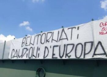 Γέμισαν πανό την πόλη οι οπαδοί της Μίλαν για την ήττα της Ιντερ (pics)
