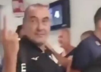 Λάτσιο: Το υψωμένο δάχτυλο του Σάρι στην άφιξη στη Νάπολη (vid)