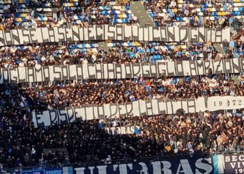 Νάπολι: Πανό-μήνυμα των ultras στους παίκτες – «Οποιος δεν θέλει…»