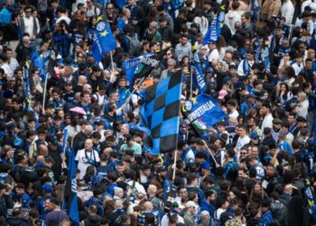 Φιέστα Ιντερ: Με πλακάτ για παίκτη της Μίλαν πανηγύρισε ο Ντούμφρις (pic)