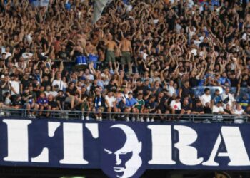 Η… μάχη των πανό: Εξαλλοι οι ultras της Νάπολι με τον Ντε Λαουρέντις
