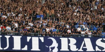 Η… μάχη των πανό: Εξαλλοι οι ultras της Νάπολι με τον Ντε Λαουρέντις